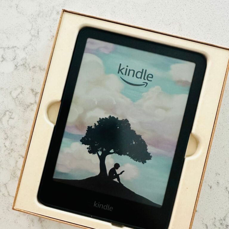 A brand new Kindle Colorsoft is in the packaging it came in.