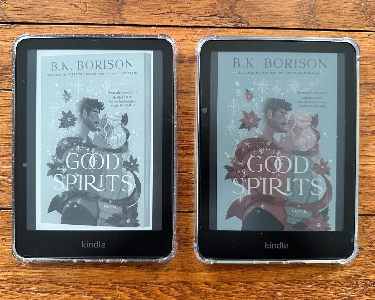 The Kindle Paperwhite is on the left, the Colorsoft on the right. Both screens have the same book appearing on the sleep screen.